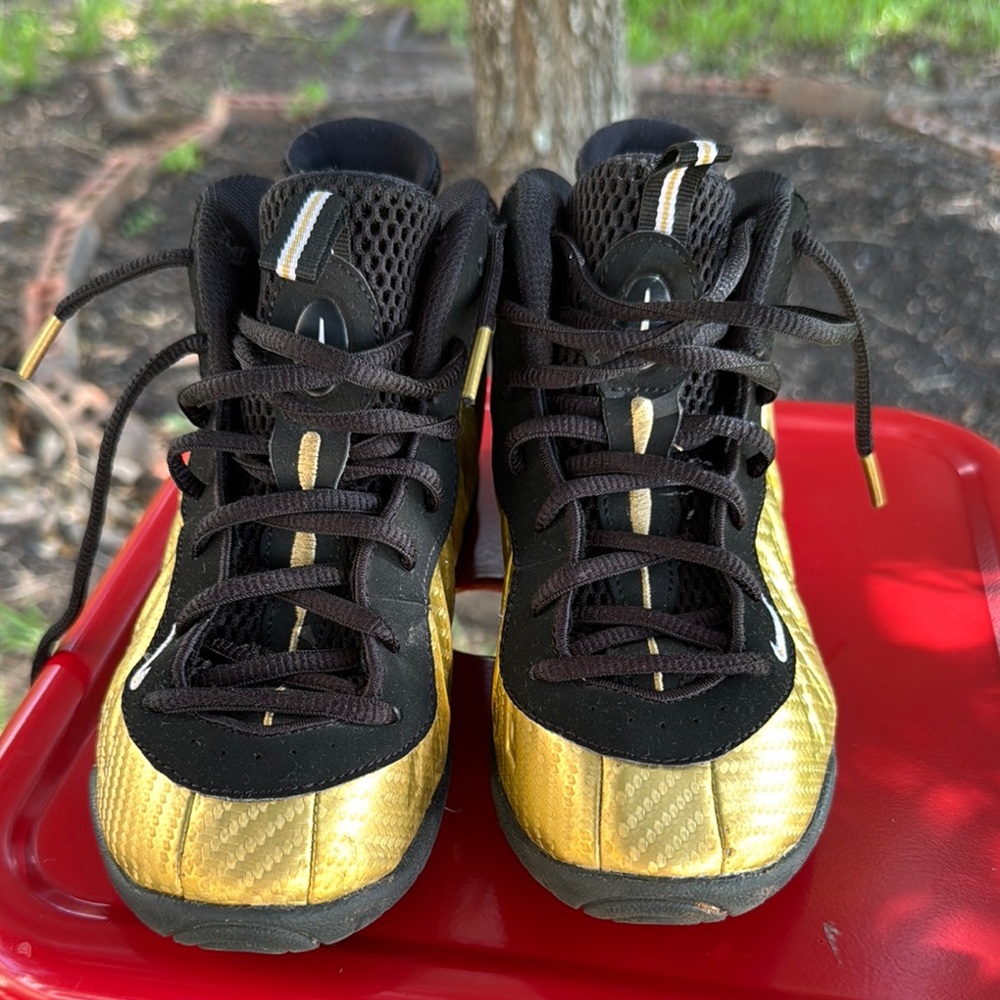 Nike Air foamposite metallic Gold size 2.5Y